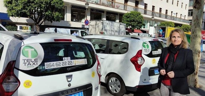 La concejala Eva Oliva, en una parada de taxi.