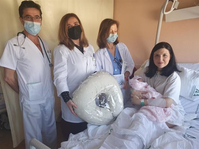 Entrega del obsequio a la madre de un bebé nacido el 28 de febrero.