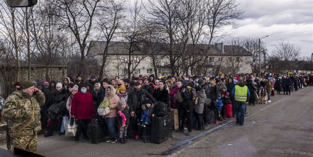 Civiles ucranianos hacen cola para poder cruzar a la frontera con Polonia.