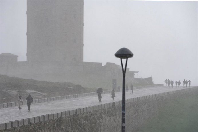 Fuertes lluvias en las inmediaciones de la Torre de Hércules, cerrada hoy por el mal tiempo, a 13 de febrero de 2022, en A Coruña, Galicia (España). La entrada de un temporal en Galicia provoca que La Agencia Estatal de Meteorología haya activado un avi