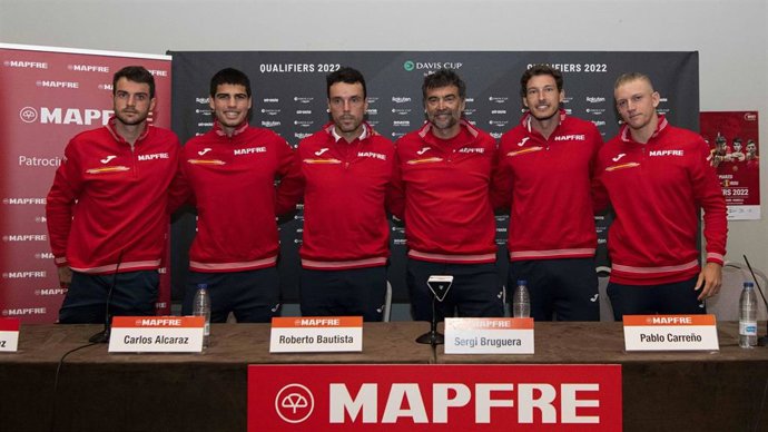 Sergi Bruguera posa con Pedro Martínez, Carlos Alcaraz, Roberto Bautista, Pablo Carreño y Alejandro Davidovich