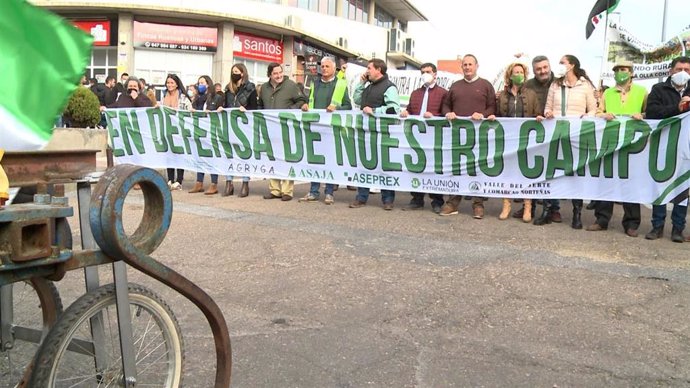 Agricultores se manifiestan en Don Benito en el inicio de Agroexpo