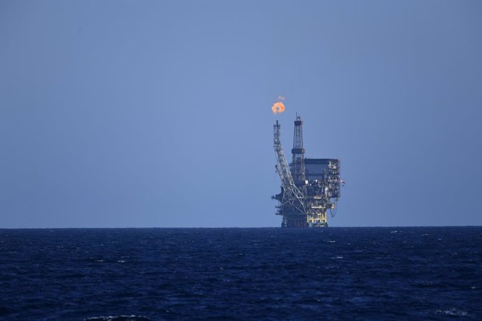Una plataforma de gas y petróleo frente a la costa de Libia en el Mediterráneo Central en la zona de Bahr Essalam Gas Field y Bouri Oilfiield, a 25 de febrero de 2022, en Libia.  Estás plataformas de Gas Natural conectan el suministro energético desde l