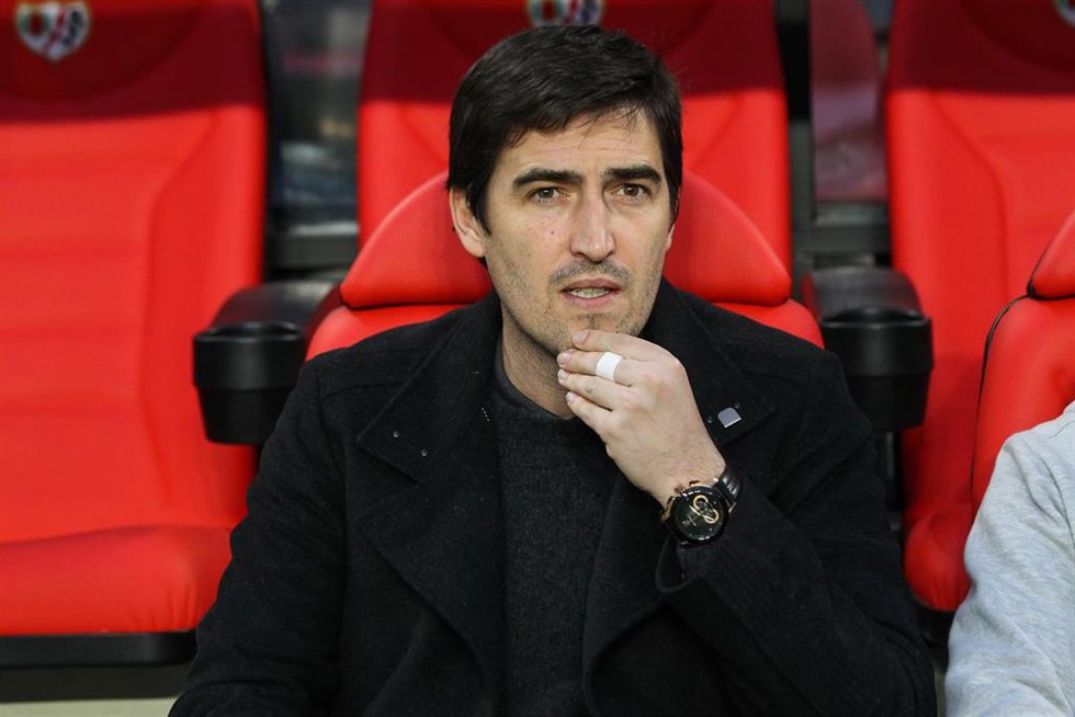 El entrenador del Rayo Vallecano, Andoni Iraola, antes del partido ante el Osasuna en el Estadio de Vallecas de LaLiga Santander 2021-2022.