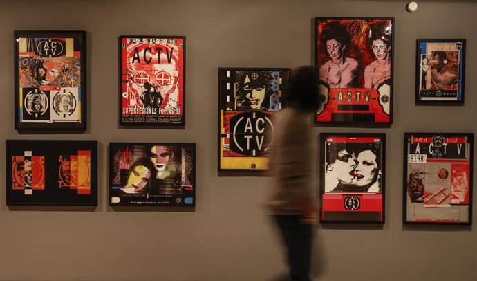 Un home en la mostra 'Ruta grfica. El disseny del so de Valncia', a l'Auditori Carmen Alborch IVAM de Valncia, a 2 de mar de 2022, a Valncia, Comunitat Valenciana (Espanya). 