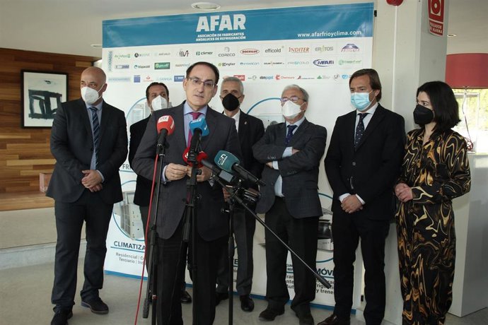 González de Lara interviene, junto al resto de autoridades asistentes a la jornada en Lucena.