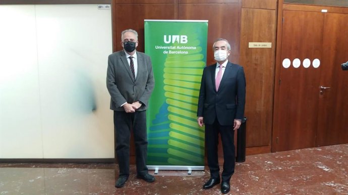 El embajador de Japón en España, Kenji Hiramatsu, y el rector de la UAB, Javier Lafuente