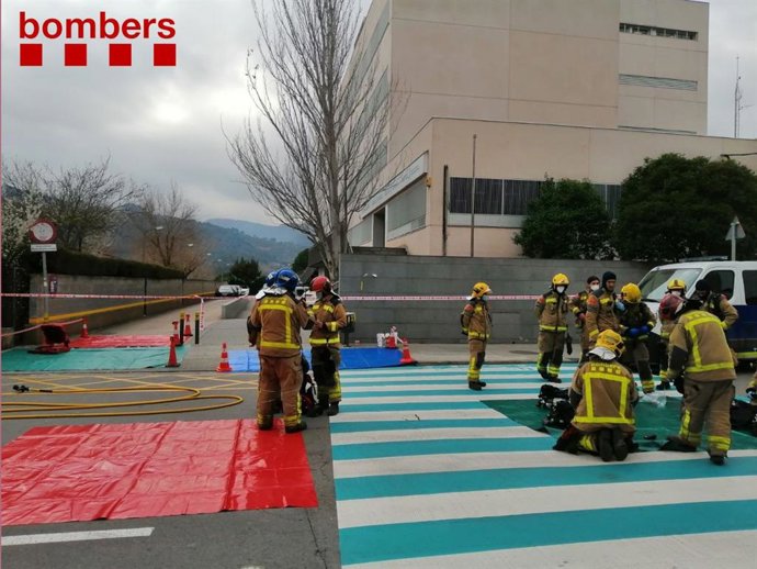 Imatge de diversos efectius dels Bombers de la Generalitat treballen en la possible fuita a Martorell (Barcelona)
