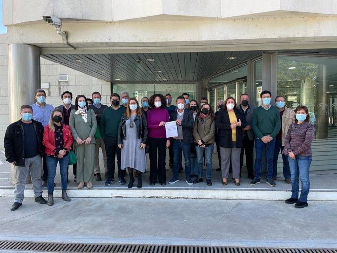 Entrega de las firmas ante la Delegación de la Junta en Huelva.