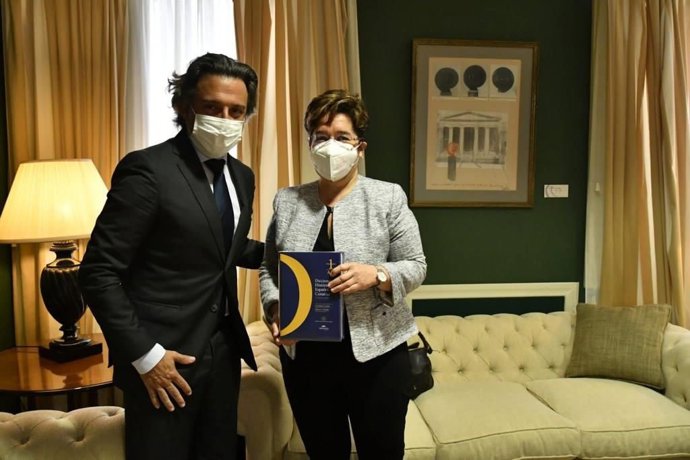 El presidente del Parlamento de Canarias, Gustavo Matos, y la nueva académica de la RAE, Dolores Corbella