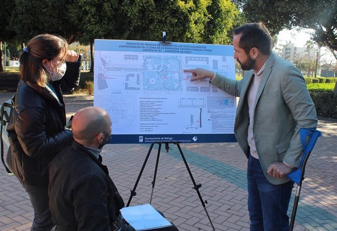 Los concejales de Ordenación del Territorio y del distrito Carretera de Cádiz, Raúl López y Luis Verde, respectivamente, presentan el primer carril running con el que contará la ciudad