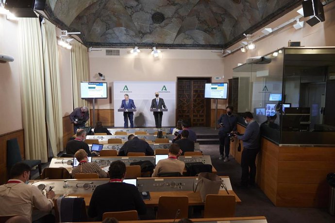 El consejero de Educación y Deportes, Javier Imbroda, (d) junto a el consejero de Presidencia, Elías Bendodo, (i) durante la rueda de prensa tras el Consejo de Gobierno Andaluz en el Palacio de San Telmo, a 2 de marzo de 2022 en Sevilla (Andalucía, Espa