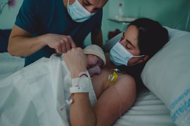 Archivo - Mujer que acaba de dar a luz en el Hospital de Torrejón de Ardoz