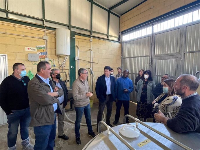 El presidente de la Diputación de Málaga, Francisco Salado, visita la ganadería de Antonio Rodríguez, responsable provincial de COAG y presenta el proyecto 'Inclusión rural caprina: oportunidades desde la ganadería'