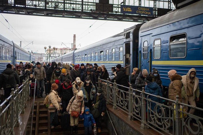 Varias personas en el andén de la estación de tren de Lviv, a 2 de marzo de 2022, en Lviv (Ucrania)