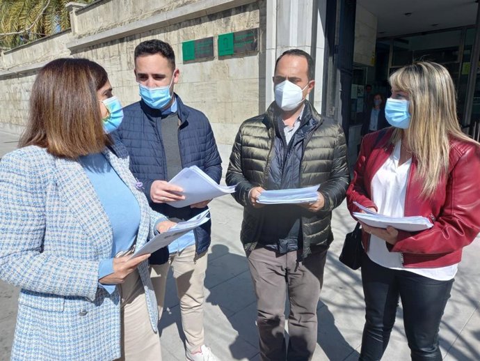 El alcalde de Pulianas, José Antonio Carranza, y los portavoces socialistas de Molvízar, Las Gabias y Huétor Vega, Irene Justo, Samuel García y Carolina Higueras.