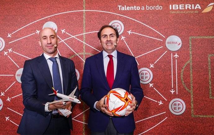 Los presidentes de la RFEF, Luis Rubiales, y de Iberia, Javier Sánchez-Prieto, han firmado un acuerdo de colaboración.