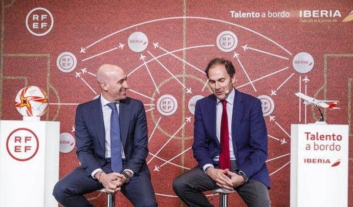 En la sede de la Federación, en la Ciudad Deportiva de Las Rozas, Luis Rubiales, presidente de la Real Federación Española de Fútbol, y Javier Sánchez-Prieto, presidente de Iberia.