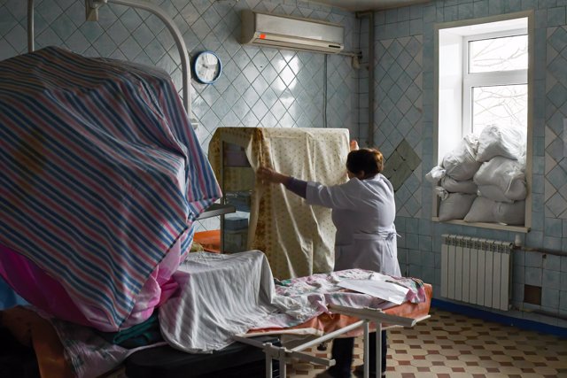 01 March 2022, Ukraine, Kramatorsk: A nurse covers medical equipment for protection in Kramatorsk city hospital, amid the Russian invasion of Ukrain. Photo: Andriy Andriyenko/SOPA Images via ZUMA Press Wire/dpa