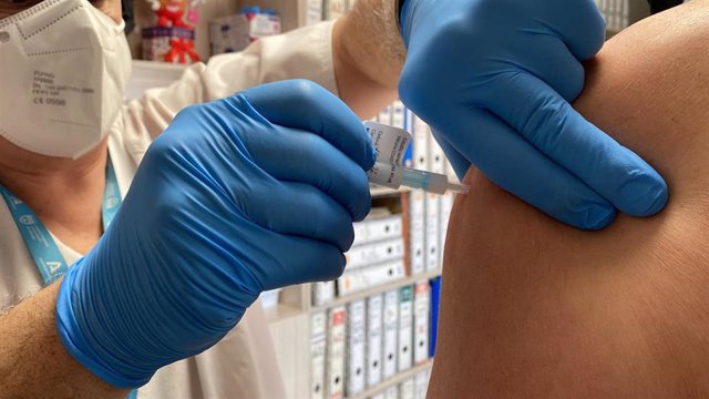 Una enfermera vacunando a una persona