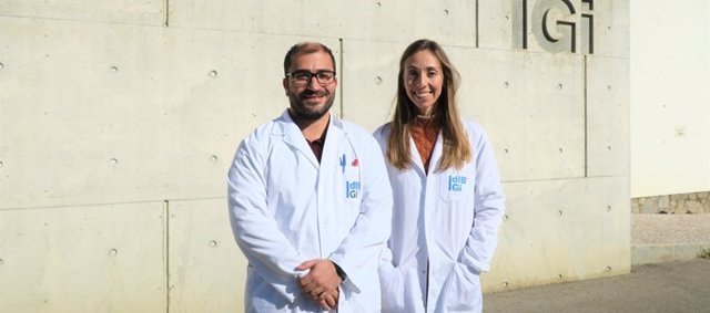 Los principales investigadores del estudio, José María Moreno y Jessica Latorre en el IDIBGI.