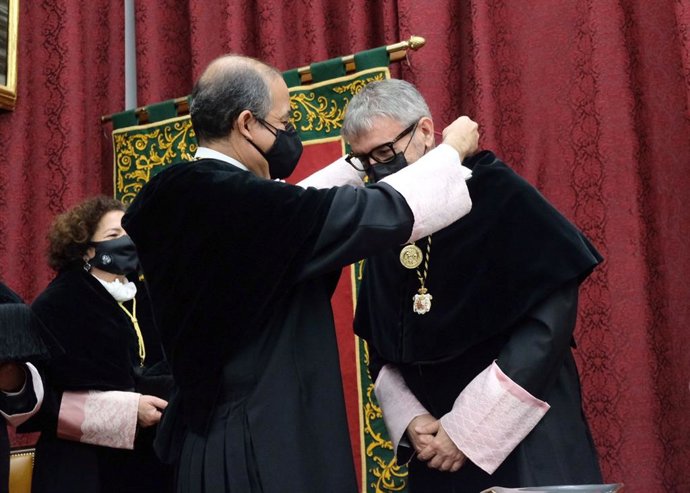 El rector de la UCA recibe la medalla en nombre de la institución