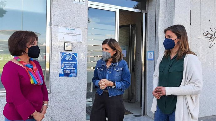 Botella (centro), ante el Centro de Atención Infantil Temprana de Autismo Córdoba.