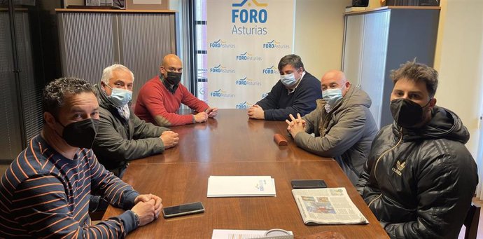 Reunión de Foro Asturias con trabajadores de Caramelos La Asturiana en el Ayuntamiento de Gijón