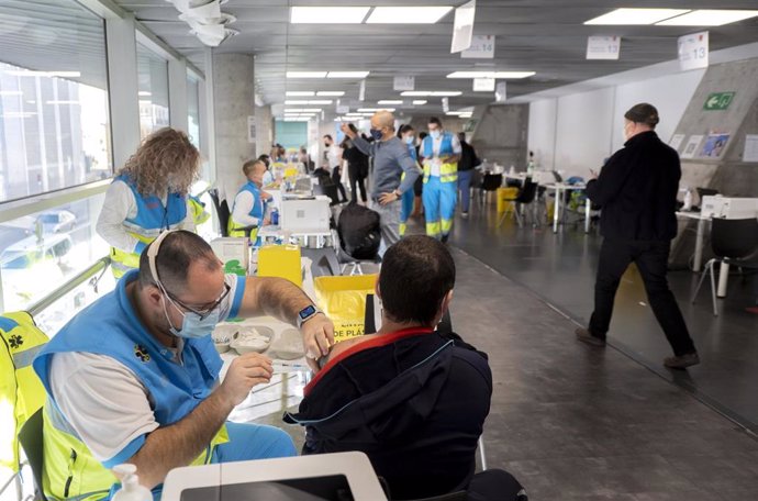 Archivo - Varias personas son vacunadas contra el Covid-19, en el WiZink Center,