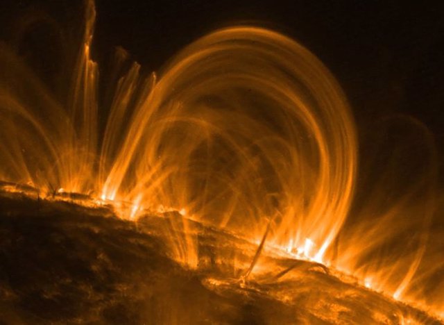 Bucles coronales aparentes observados por la nave espacial Transition Region And Coronal Explorer (TRACE) de la NASA.