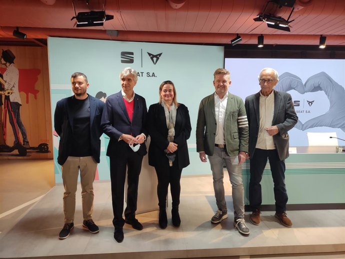 De izquierda a derecha, el investigador Francesc López; el conseller de Salud, Josep Maria Argimon; la directora de Salud, Seguridad y Emergencias de Seat, Patricia Such; el presidente de Seat, Wayne Griffiths; y el presidente de FLS, Bonaventura Clotet