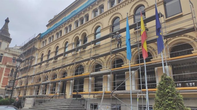 Fachada en obras de la sede del Gobierno asturiano
