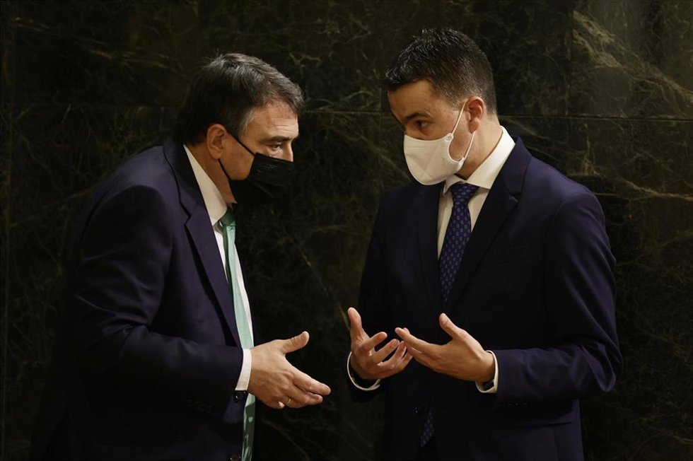 El portavoz del PNV en el Congreso de los Diputados, Aitor Esteban, charlando con el socialista Héctor Gómez