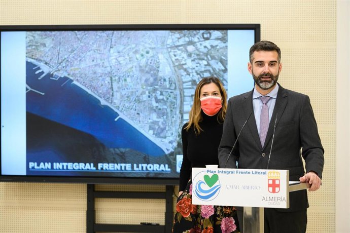 El alcalde de Almería presenta el plan 'A mar abierto'.
