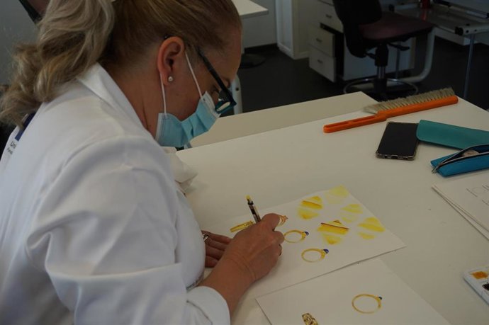 Una alumna de la Escuela de Joyería.