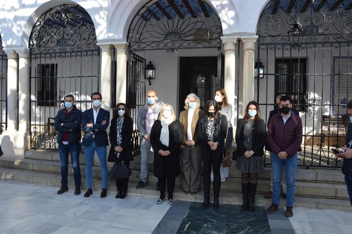 Minuto de silencio en el Ayuntamiento de Almonte.