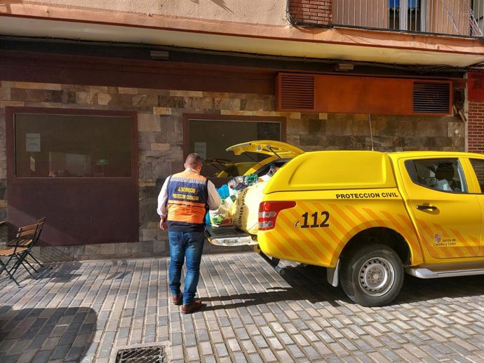 Un voluntario de Protección Civil carga en el vehículo de la Agrupación de Valladolid diversos enseres donados por los ciudadanos.