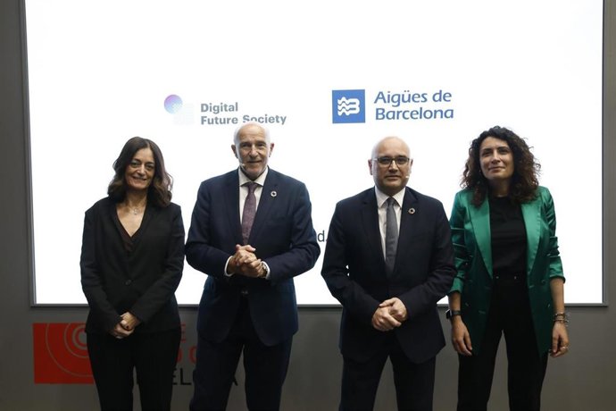La directora de Digital Future Societaty, Cristina Colom; el ceo de MWCapital Carlos Grau; el vicepresidente del consejo de administración de Aigües de Barcelona, Manuel Cermerón, y la directora de innovación y conocimiento de la empresa,Catalina Balsei