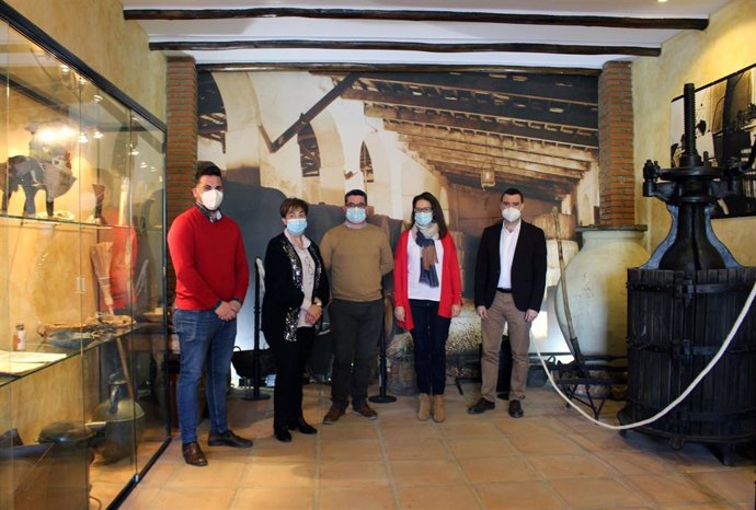 Silas (segunda por la dcha.) visita al Museo del Mosto de Moriles.