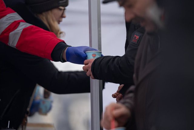 Un hombre proveniente de alguna ciudad de Ucrania, recibe comida por parte de la Cruz Roja, en las inmediaciones de la estación de tren de Lviv, a 2 de marzo de 2022, en Lviv (Ucrania). Más de 2.000 civiles ucranianos han muerto desde el comienzo de la in