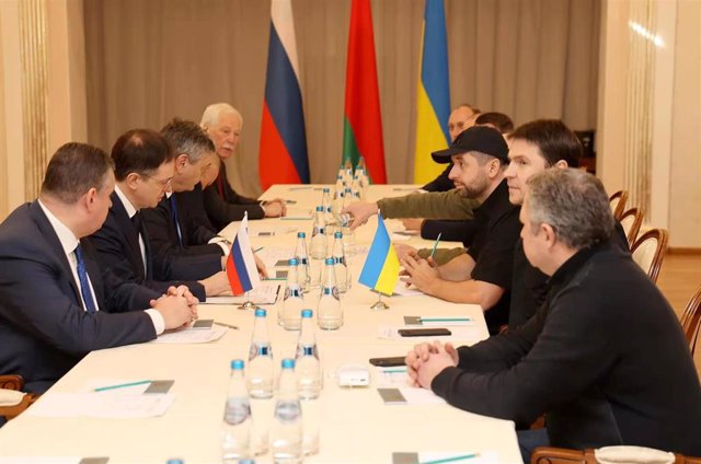 Delegaciones rusa y ucraniana en Bielorrusia, durante el primer encuentro entre Moscú y Kiev para negociar el fin de la guerra.