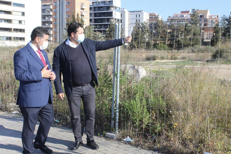El portavoz del Grupo Popular en el Ayuntamiento de Huelva, Jaime Pérez, en la rotonda de Pescadería.