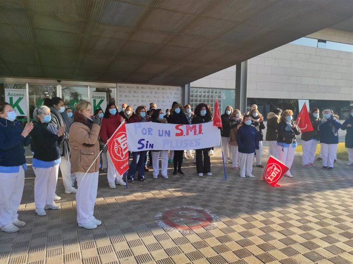 Archivo - Limpiadoras en huelga en uno de los accesos a Consultas Externas del Hospital Reina Sofía.