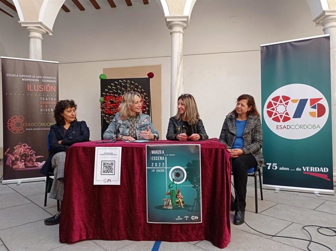 Troncoso (segunda por la izda.) en la inauguración de 'Marzo a escena'.