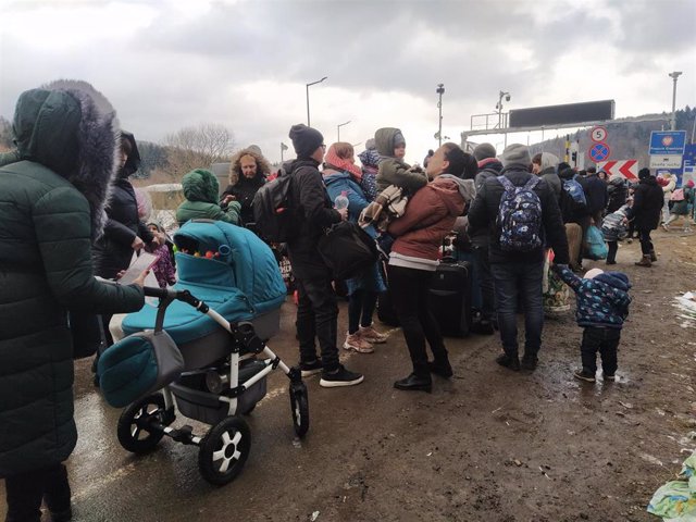 Familias con niños en la frontera entre Ucrania y Polonia.