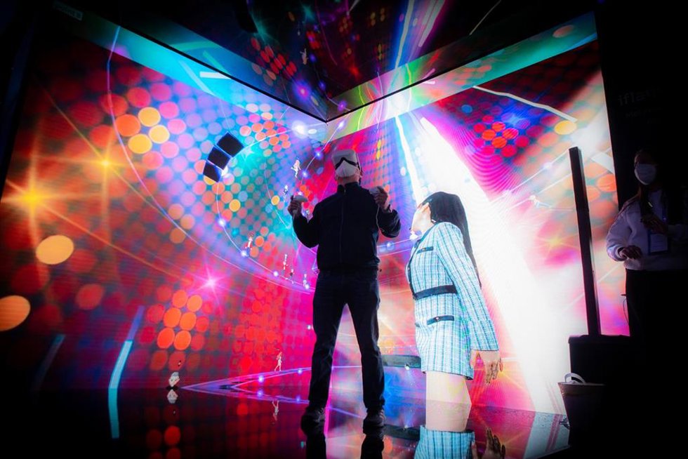 Un hombre con gafas de realidad virtual en el Mobile World Congress 2022, a 2 de marzo de 2022, en Gran Via de Fira de Barcelona,