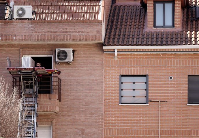 Un obrero en una de las casas afectadas por la línea 7B de Metro.