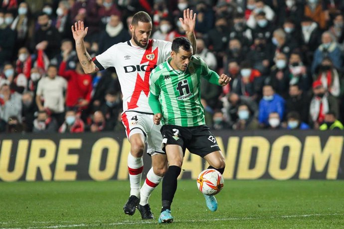 El jugador del Rayo Vallecano Mario Suarez intenta quitarle el balón al futbolista Juanmi Jiménez en la ida de la semifinal de la Copa del Rey 2021-2022 disputada en el Estadio de Vallecas.