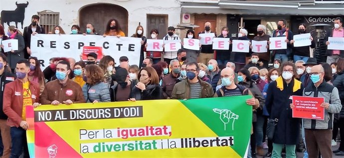 Miembros de la comunidad educativa se han concentrado este miércoles en la localidad de Bétera (Valencia) para condenar el ataque lgtbifófico sufrido por un profesor de secundaria de la población y decir "no al discurso del odio".