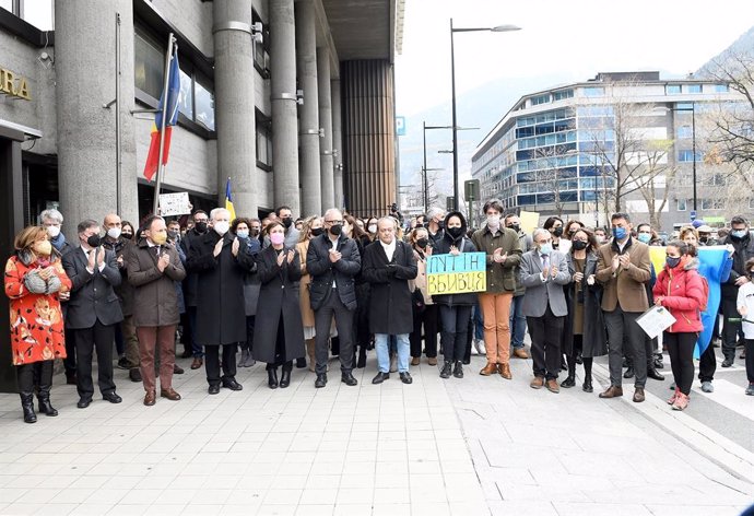 Las máximas autoridades andorranas y representantes de la sociedad civil en una concentración delante del edificio del Gobierno para expresar el rechazo a la agresión bélica de Rúsia a Ucrania este miércoles